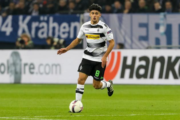 GELSENKIRCHEN, GERMANY - MARCH 09: Mahmoud Dahoud of Borussia Moenchengladbach controls the ball during the UEFA Europa League Round of 16 first leg match between FC Schalke 04 and Borussia Moenchengladbach at Veltins-Arena on March 9, 2017 in Gelsenkirchen, Germany. (Photo by TF-Images/Getty Images)