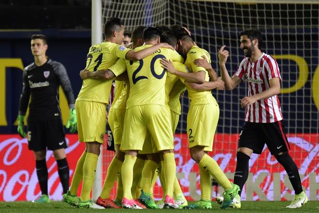 Villarreal players celebrate a goal during the Spanish league football match Villarreal CF vs Athletic Club Bilbao at El Madrigal stadium in Vila-real on April 7, 2017. / AFP PHOTO / JOSE JORDAN        (Photo credit should read JOSE JORDAN/AFP/Getty Images)