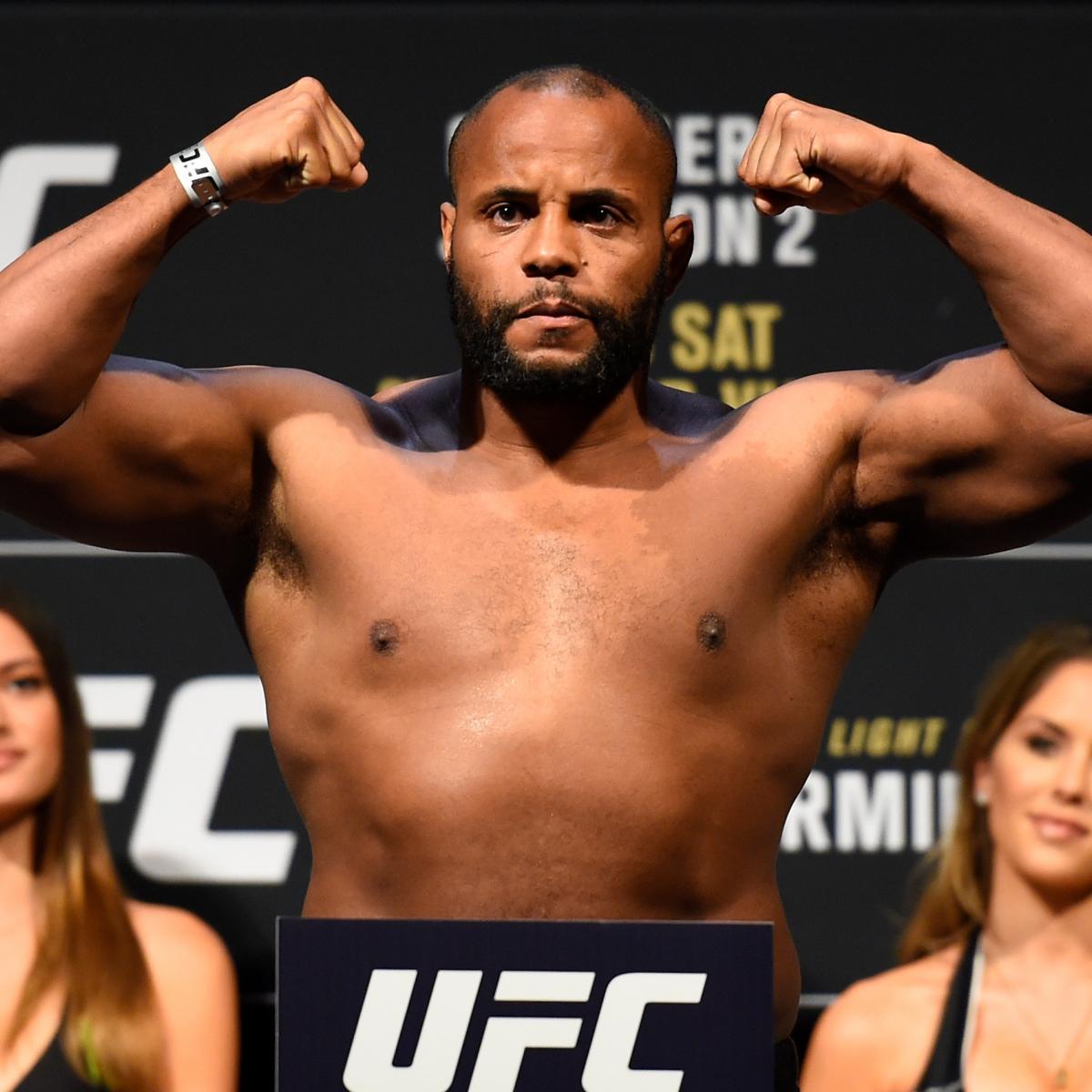 Daniel Cormier Vs Anthony Johnson Who Has The Edge In Ufc 210 Main Event News Scores 