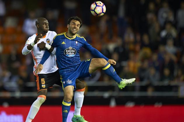 VALENCIA, SPAIN - APRIL 06: Eliaquim Mangala (L) of Valencia competes for the ball with Giuseppe Rossi of Celta de Vigo during the La Liga match between Valencia CF and RC Celta de Vigo at Mestalla Stadium on April 6, 2017 in Valencia, Spain. (Photo by fotopress/Getty Images)
