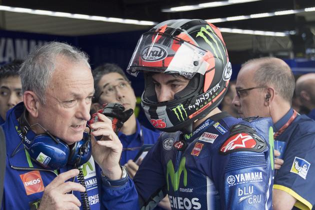 RIO HONDO, ARGENTINA - APRIL 08:  Maverick Vinales of Spain and  Movistar Yamaha MotoGP speaks with mechanics in box during the MotoGp of Argentina - Qualifying on April 8, 2017 in Rio Hondo, Argentina.  (Photo by Mirco Lazzari gp/Getty Images)