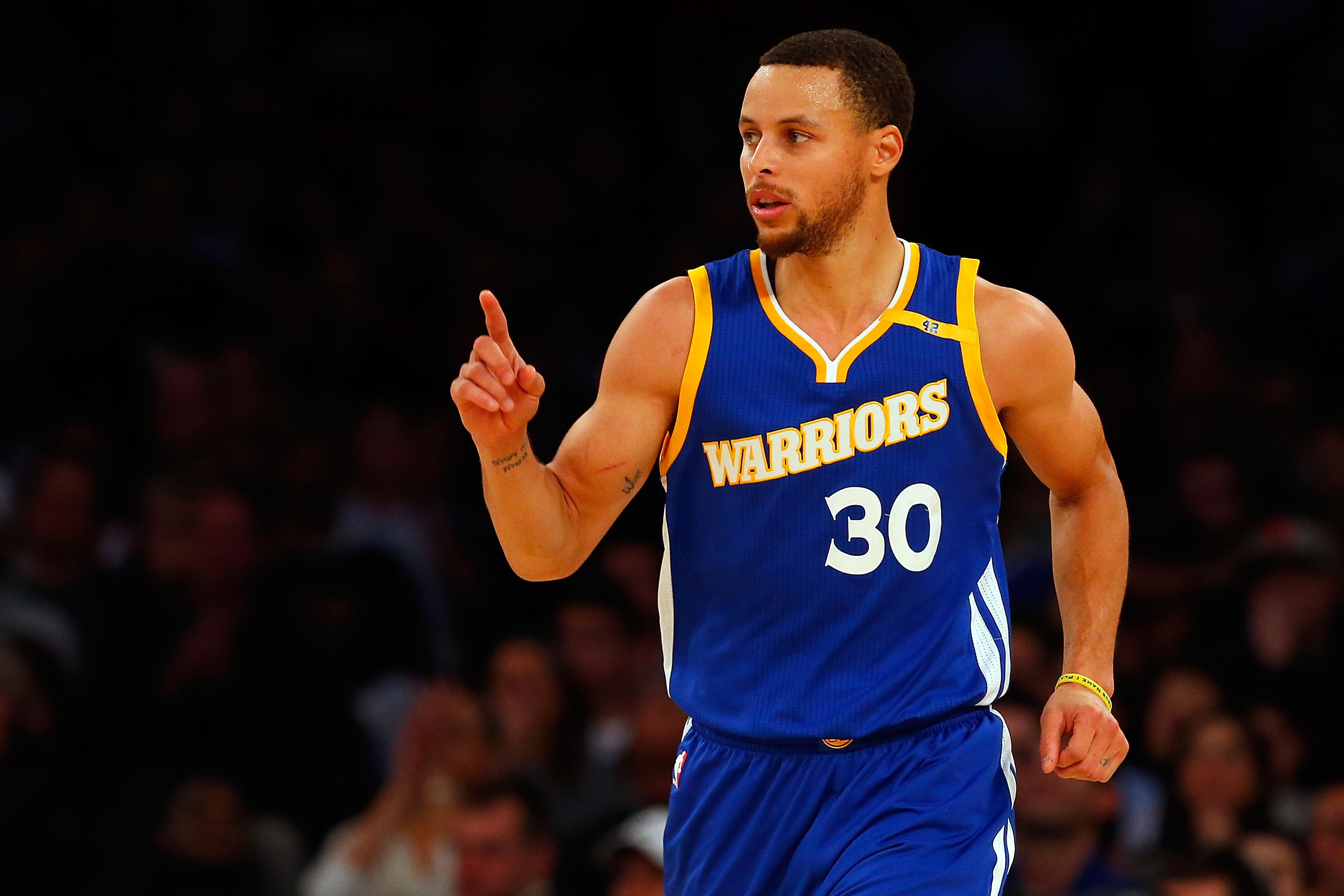 Stephen Curry passes LeBron James for NBA's top-selling jersey