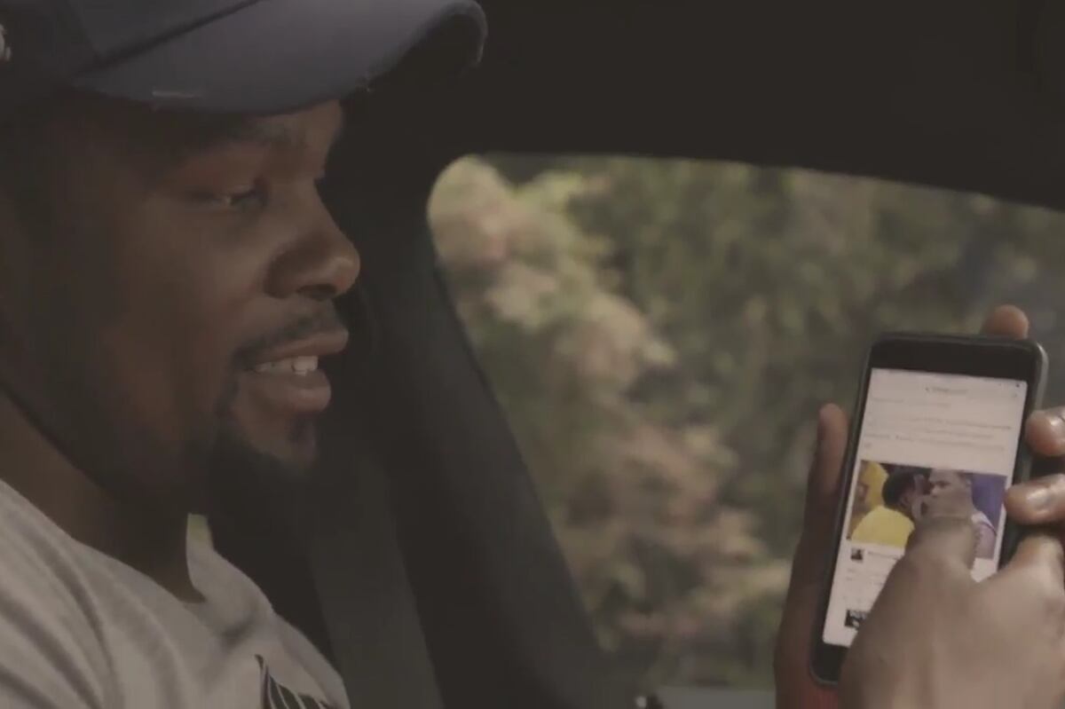 Kevin Durant Laughs at Viral Meme of Draymond Green Givi…