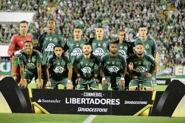 CHAPECO, BRAZIL - APRIL 18: Players of Chapecoense poses for a photo with during a match between Chapecoense and Nacional Uruguay as part of Copa Bridgestone Libertadores at Arena Conda on April 18, 2017 in Chapeco, Brazil (Photo by Cristiano Andujar/Getty Images)