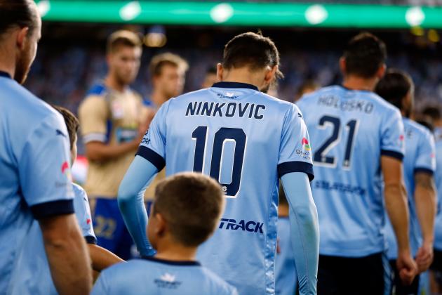 SYDNEY, AUSTRALIA - APRIL 15:  Milos Ninkovic of Sydney FC enters the field as Newcastle Jets players applaud Sydney FC entering the field of play before the round 27 A-League match between Sydney FC and the Newcastle Jets at Allianz Stadium on April 15, 2017 in Sydney, Australia.  (Photo by Zak Kaczmarek/Getty Images)