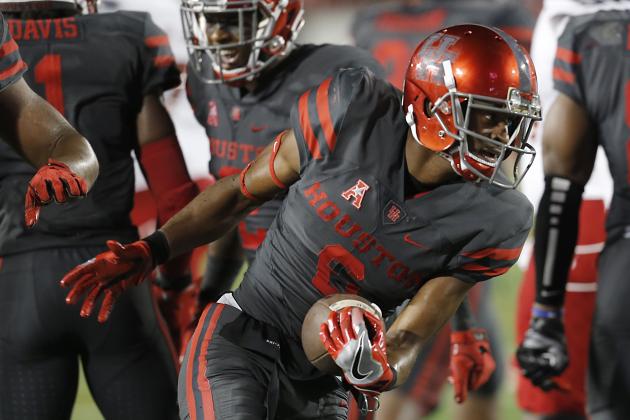 HOUSTON, TX - NOVEMBER 17: Cornerback Howard Wilson #6 of the Houston Cougars recovers a Louisville Cardinals fumble in the third quarter at TDECU Stadium on November 17, 2016 in Houston, Texas. Houston Cougars won 36 to 10. (Photo by Thomas B. Shea/Getty Images)