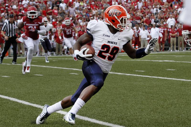 Aaron Jones playing football for the UTEP Miners.