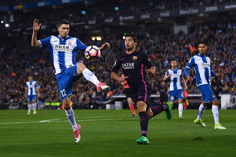 BARCELONA, SPAIN - APRIL 29: Aaron Martin of RCD Espanyol competes for the ball with Luis Suarez of FC Barcelona during the La Liga match between RCD Espanyol and FC Barcelona at the RCDE Stadium on April 29, 2017 in Barcelona, Spaain. (Photo by David Ramos/Getty Images)
