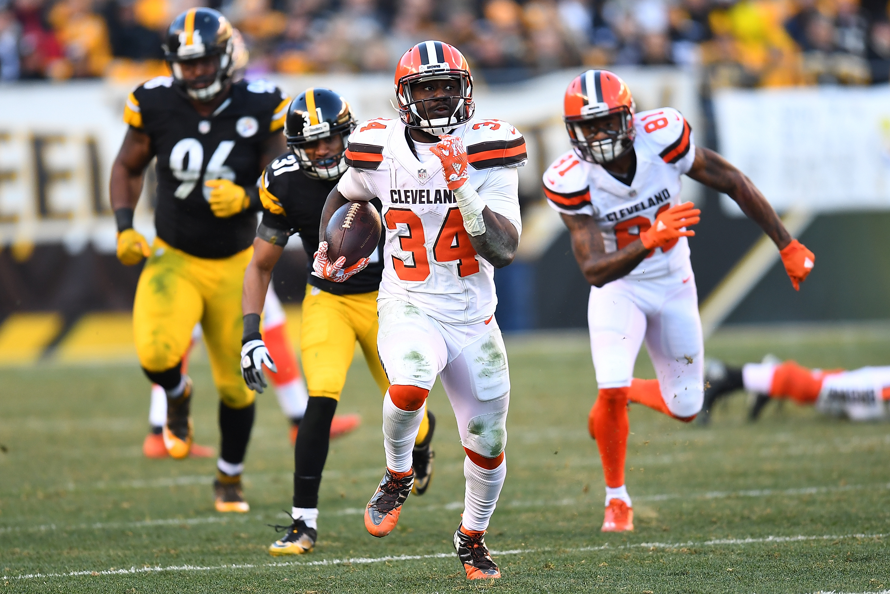 Cleveland Browns' Isaiah Crowell runs against the New England Patriots  during the first half of an NFL football game Sunday, Oct. 9, 2016, in  Cleveland. (AP Photo/Ron Schwane Stock Photo - Alamy