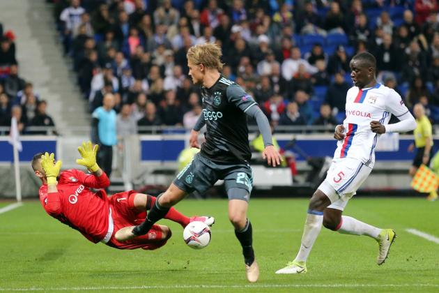 (l-r) goalkeeper Anthony Lopes of Olympique Lyonnais. Kasper Dolberg of Ajax, Mounter Diakhaby of Olympique Lyonnaisduring the UEFA Europa League semi final match between Olympique Lyonnais and Ajax Amsterdam at Stade de Lyon, on May 11, 2017 in Lyon, The Netherlands(Photo by VI Images via Getty Images)