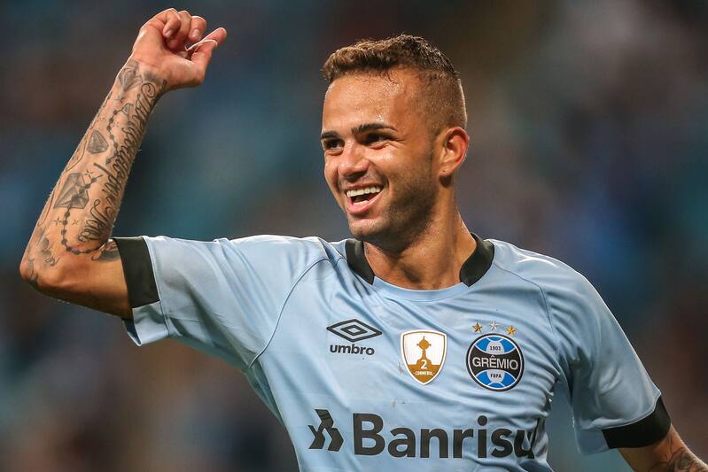 Luan of Brazil's Gremio celebrates with teammates after scoring against Chile's Deportes Iquique during their Copa Libertadores 2017 football match held at the Arena do Gremio stadium, in Porto Alegre, Brazil, on April 11, 2017. / AFP PHOTO / JEFFERSON BERNARDES (Photo credit should read JEFFERSON BERNARDES/AFP/Getty Images)