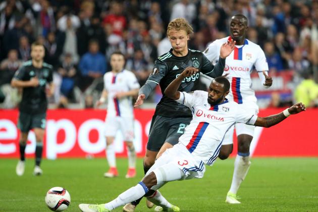 LYON, FRANCE - MAY 11: Kasper Dolberg of Ajax Amsterdam is tackled by Nicolas Nkoulou of Lyon during the UEFA Europa League, semi final second leg match between Olympique Lyonnais (OL) and Ajax Amsterdam at Parc OL on May 11, 2017 in Lyon, France. (Photo by Jean Catuffe/Getty Images)