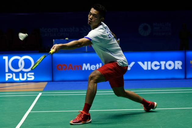 KUCHING, SARAWAK, MALAYSIA - APRIL 08:  Lin Dan of China plays a return shot to Son Wan Ho of South Korea during the men's singles semi-final of the 2017 World BWF Super Series Malaysia Open at the Perpaduan Stadium on April 8, 2017 in Kuching, Sarawak, Malaysia.  (Photo by Allsport Co./Getty Images)