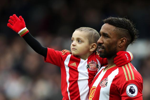LIVERPOOL, ENGLAND - FEBRUARY 25: Sunderland mascot Bradley Lowery waves to the crowd as Jermaine Defoe looks on ahead of during the Premier League match between Everton and Sunderland at Goodison Park on February 25, 2017 in Liverpool, England. (Photo by Chris Brunskill Ltd/Getty Images)