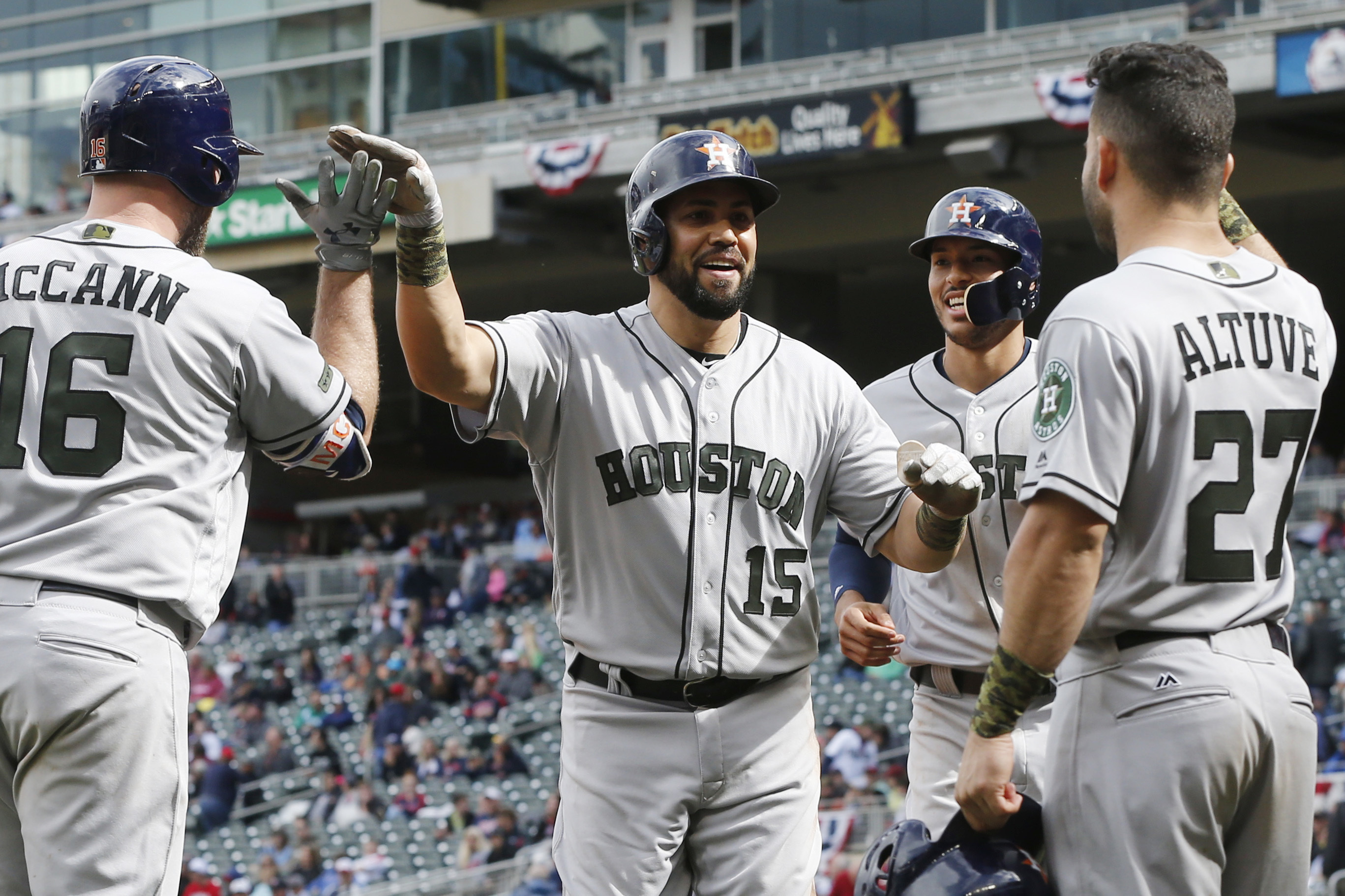 Houston Astros' Josh Reddick announces birth of twins