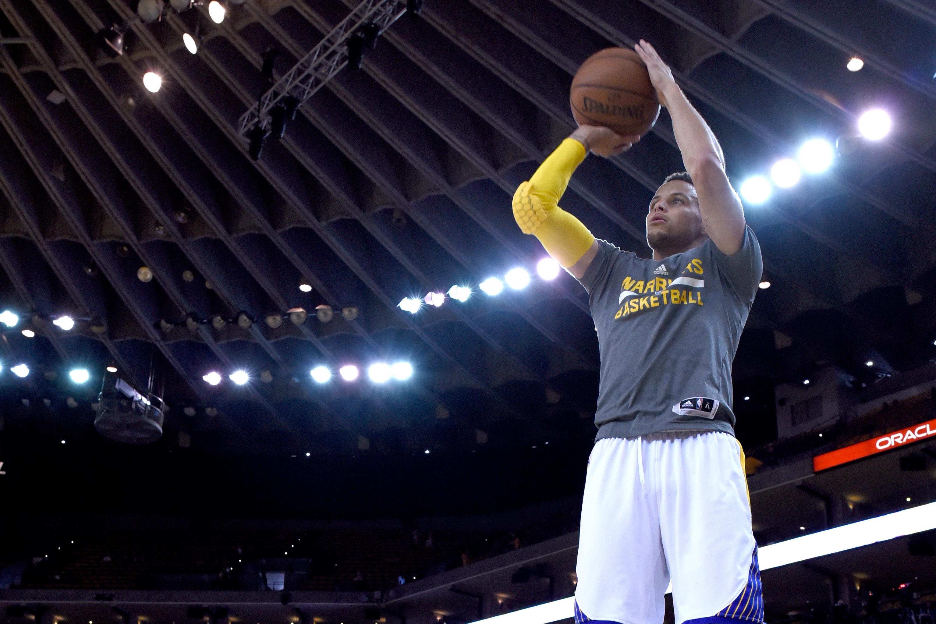 Stephen Curry is healthy again with single compression long sleeve