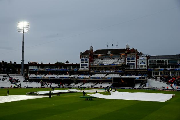 LONDON, ENGLAND - JUNE 05:  Groundstaff pull the covers on as rain delays play during the ICC Champions Trophy match between Australia and Bangladesh at The Kia Oval on June 5, 2017 in London, England.  (Photo by Jordan Mansfield/Getty Images)