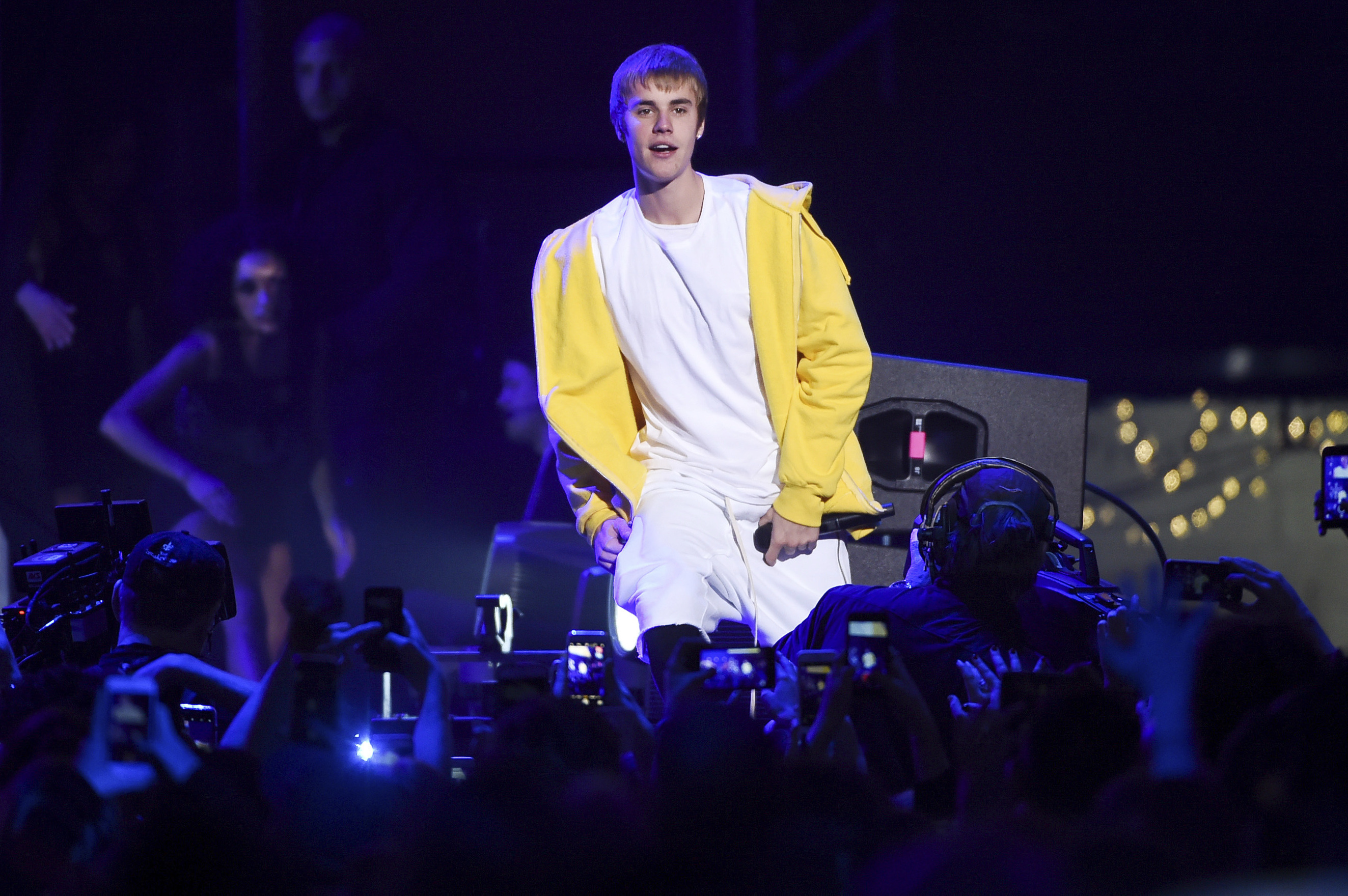Leaf fan Justin Bieber defends wearing Penguins jersey