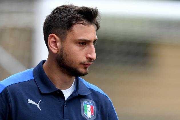 FLORENCE, ITALY - JUNE 05:  Gianluigi Donnarumma  of Italy looks on prior to the training session at Coverciano at Coverciano on June 05, 2017 in Florence, Italy.  (Photo by Claudio Villa/Getty Images)