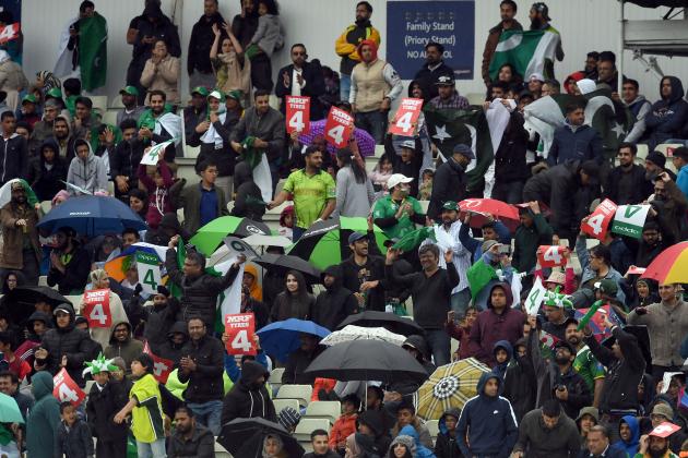 Pakistan fans celebrate a four in light rain during the ICC Champions trophy match between Pakistan and South Africa at Edgbaston in Birmingham on June 7, 2017. / AFP PHOTO / PAUL ELLIS / RESTRICTED TO EDITORIAL USE        (Photo credit should read PAUL ELLIS/AFP/Getty Images)