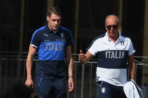 FLORENCE, ITALY - JUNE 09:  Head coach Italy Gian Piero Ventura (R) and Andrea Belotti chat prior to the training session at Coverciano on June 09, 2017 in Florence, Italy.  (Photo by Claudio Villa/Getty Images)