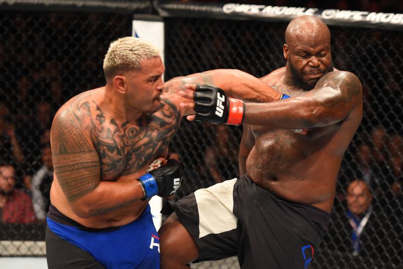 AUCKLAND, NEW ZEALAND - JUNE 11: (L-R) Mark Hunt of New Zealand punches Derrick Lewis in their heavyweight fight during the UFC Fight Night event at the Spark Arena on June 11, 2017 in Auckland, New Zealand. (Photo by Josh Hedges/Zuffa LLC/Zuffa LLC via Getty Images)