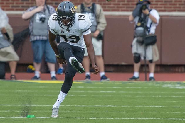 DETROIT, MI - SEPTEMBER 10: Place kicker Donald De La Haye #19 of the UCF Knights kicks off after a touchdown during a college football game against the Michigan Wolverines at Michigan Stadium on September 10, 2016 in Ann Arbor, Michigan. The Wolverines defeated the UCF Knights 51-14. (Photo by Dave Reginek/Getty Images)