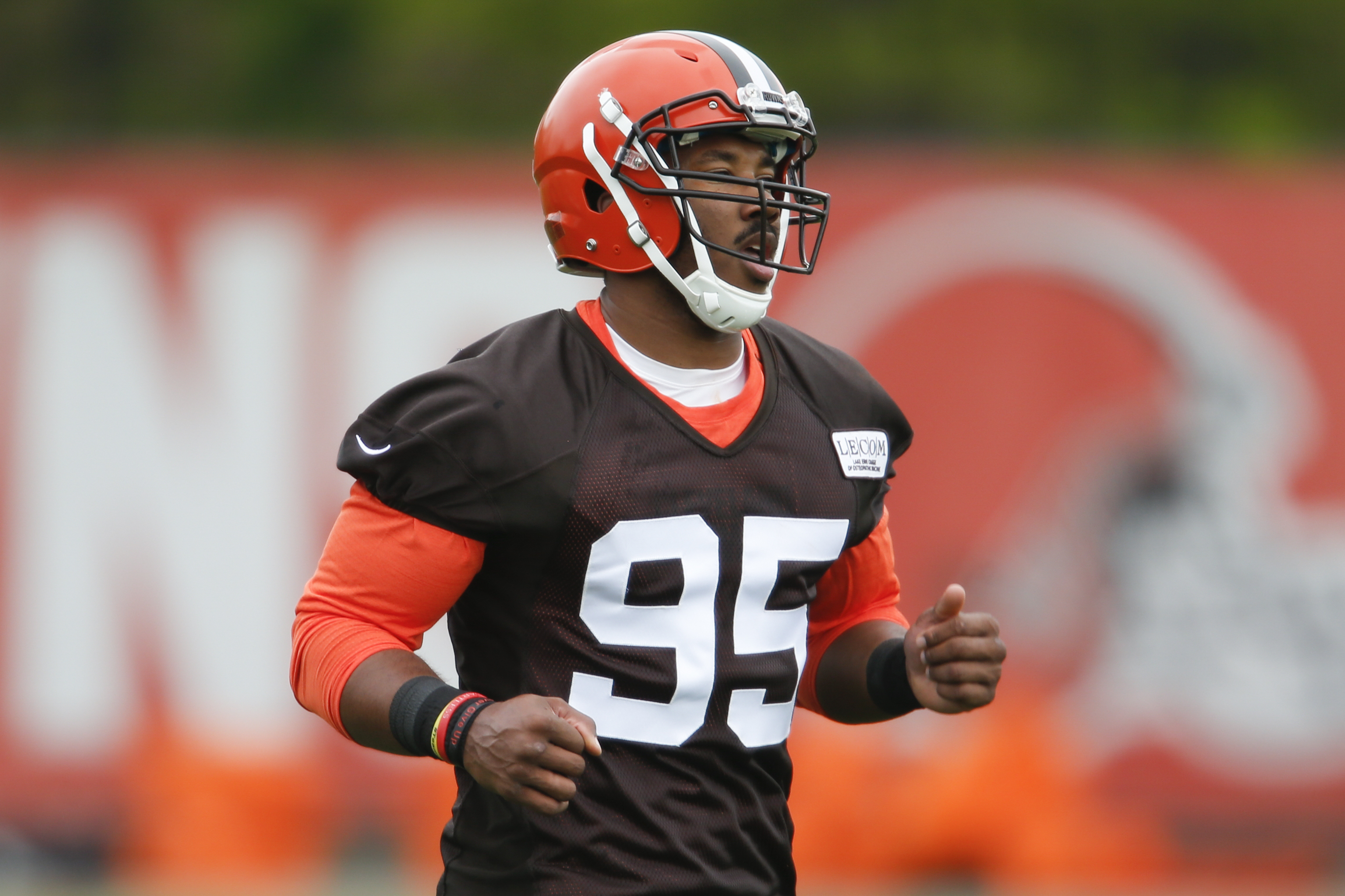 Browns Myles Garrett leaves practice early with injury