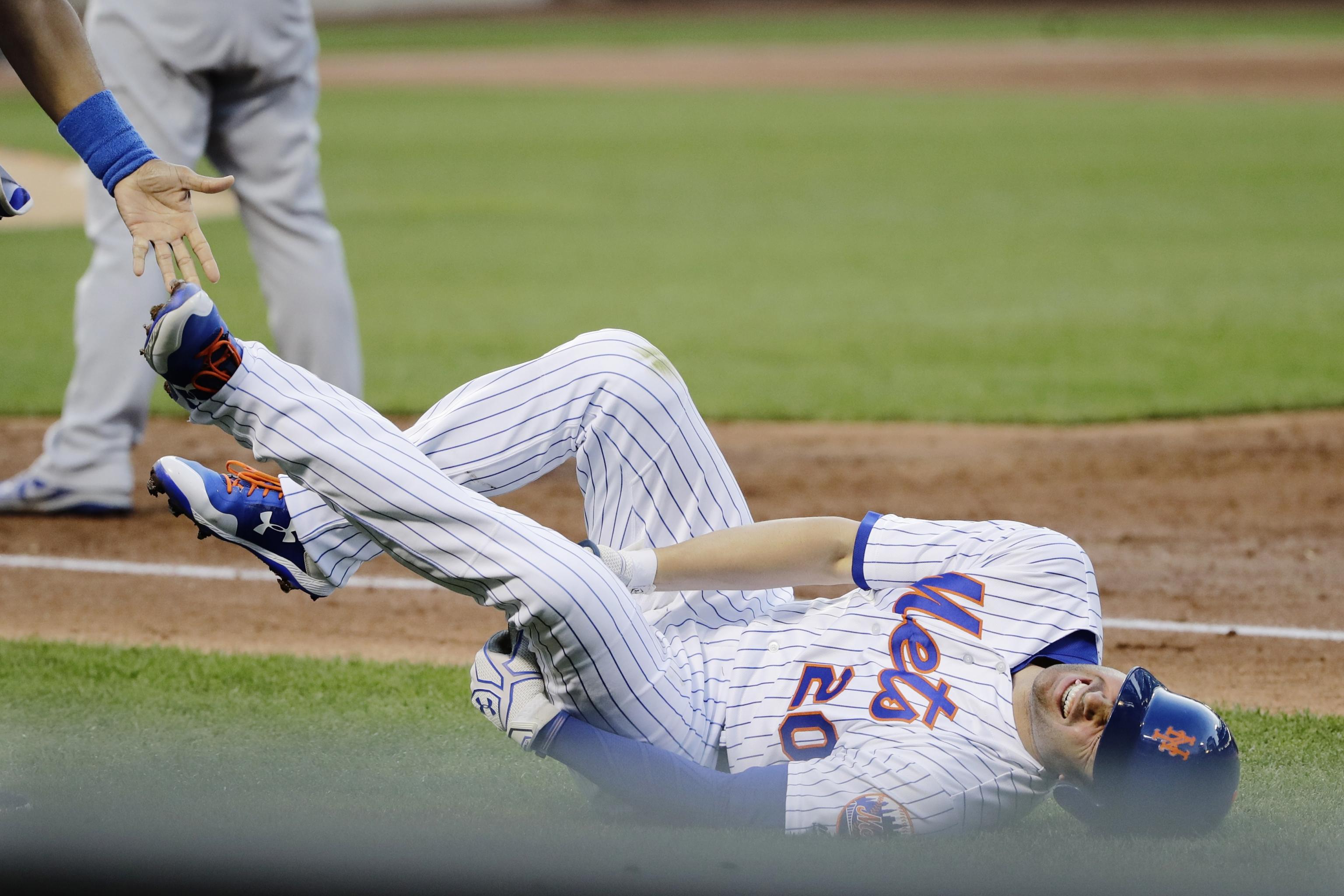 Neil Walker leaves Mets' game with left leg injury