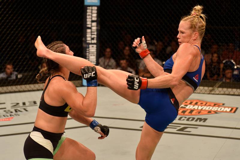 Holly Holm connects on the fight-winning knockout kick of Bethe Correia.