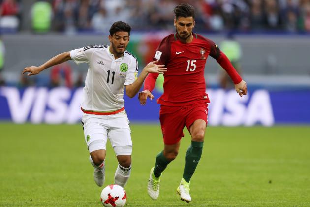 KAZAN, RUSSIA - JUNE 18: Carlos Vela of Mexico and Andre Gomes of Portugal battle for possession during the FIFA Confederations Cup Russia 2017 Group A match between Portugal and Mexico at Kazan Arena on June 18, 2017 in Kazan, Russia.  (Photo by Francois Nel/Getty Images)