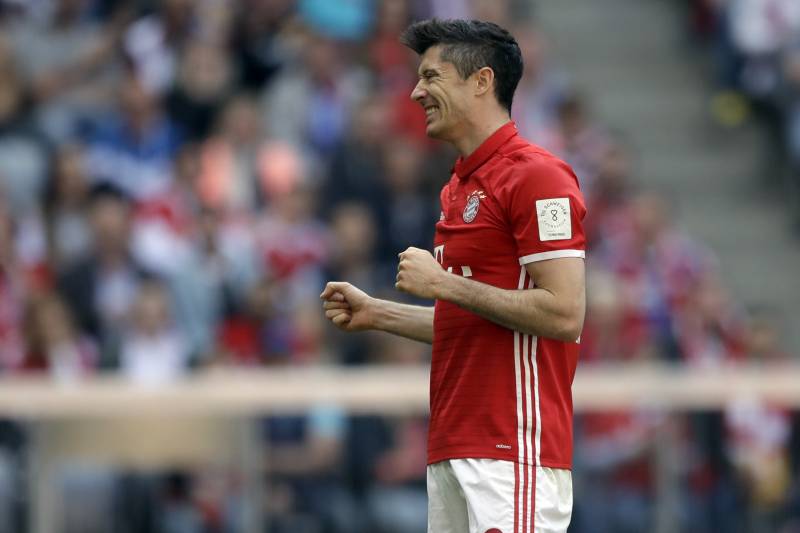 Bayern's Robert Lewandowski watches the ball after missing to score during the German Soccer Bundesliga match between FC Bayern Munich and SV Darmstadt 98 at the Allianz Arena stadium in Munich, Germany, Saturday, May 6, 2017. (AP Photo/Matthias Schrader)