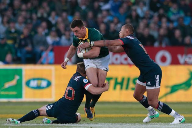 South Africa's Jesse Kriel (C) is tackled by France's Jules Plisson (L) and Gael Fickou (R) during the first rugby Test match between South Africa and France at The Loftus Versfeld Arena in Pretoria on June 10, 2017. / AFP PHOTO / GIANLUIGI GUERCIA (Photo credit should read GIANLUIGI GUERCIA/AFP/Getty Images)