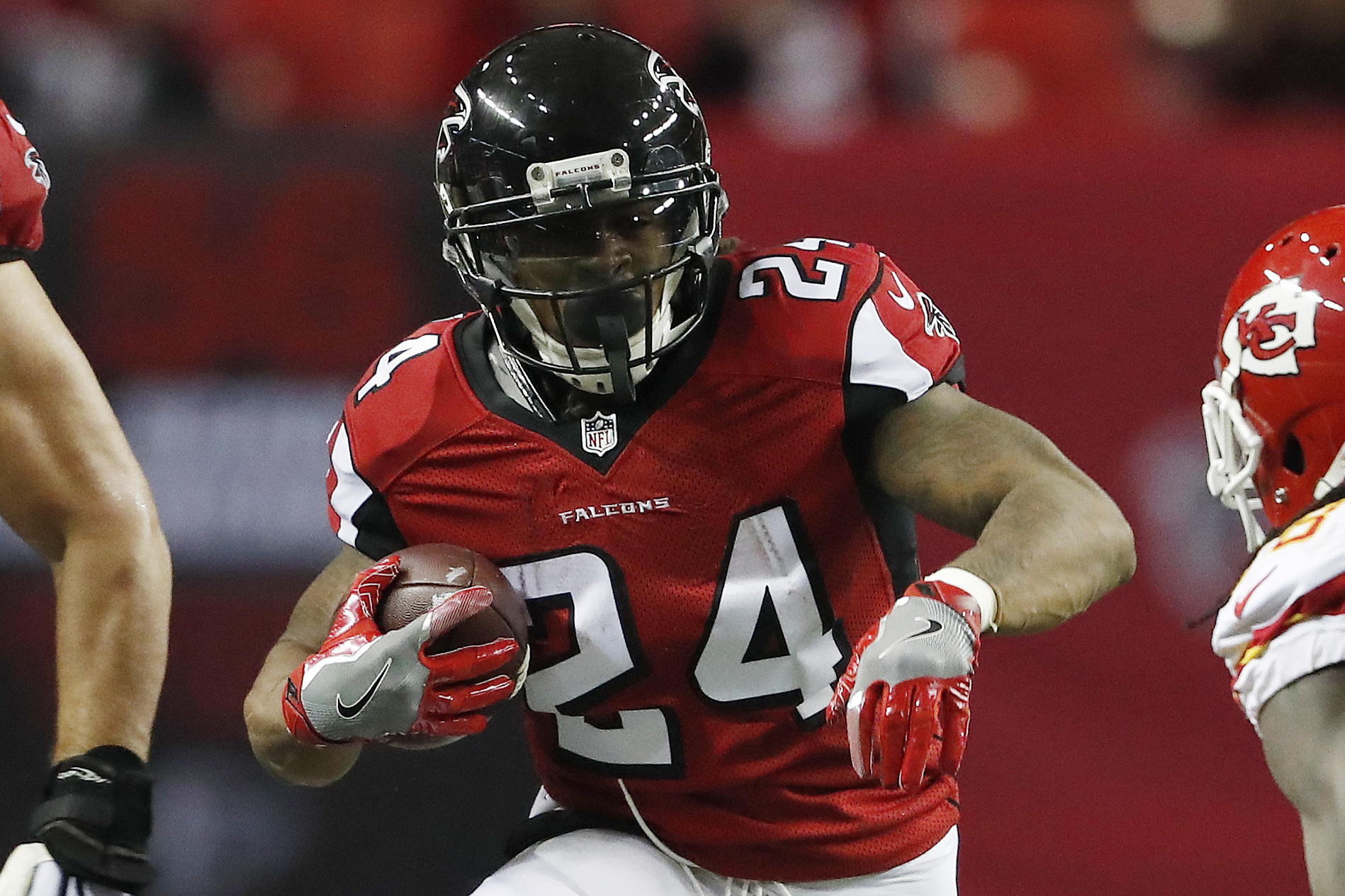 Agent: Devonta Freeman deserves 'elite back' pay from Falcons