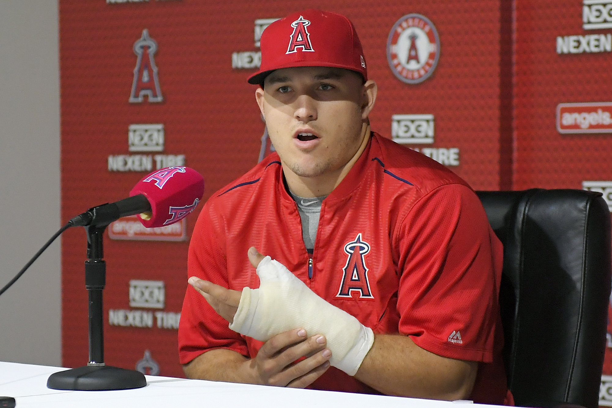 Angels star Mike Trout sprains left thumb, leaves game