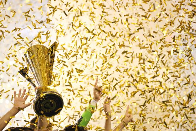 PHILADELPHIA, PA - JULY 26: Andres Guardado #18 of Mexico lifts The CONCACAF Gold Cup Trophy after the 2015 CONCACAF Gold Cup Final match between Jamaica and Mexico at Lincoln Financial Field on July 26, 2015 in Philadelphia,Pennsylvania. (Photo by Matthew Ashton - AMA/Getty Images)