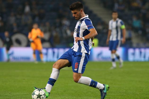 PORTO, PORTUGAL - NOVEMBER 2:  FC Porto's midfielder Ruben Neves in action during the UEFA Champions League match between FC Porto and Club Brugge KV at Estadio do Dragao on November 2, 2016 in Porto, Portugal.  (Photo by Gualter Fatia/Getty Images)