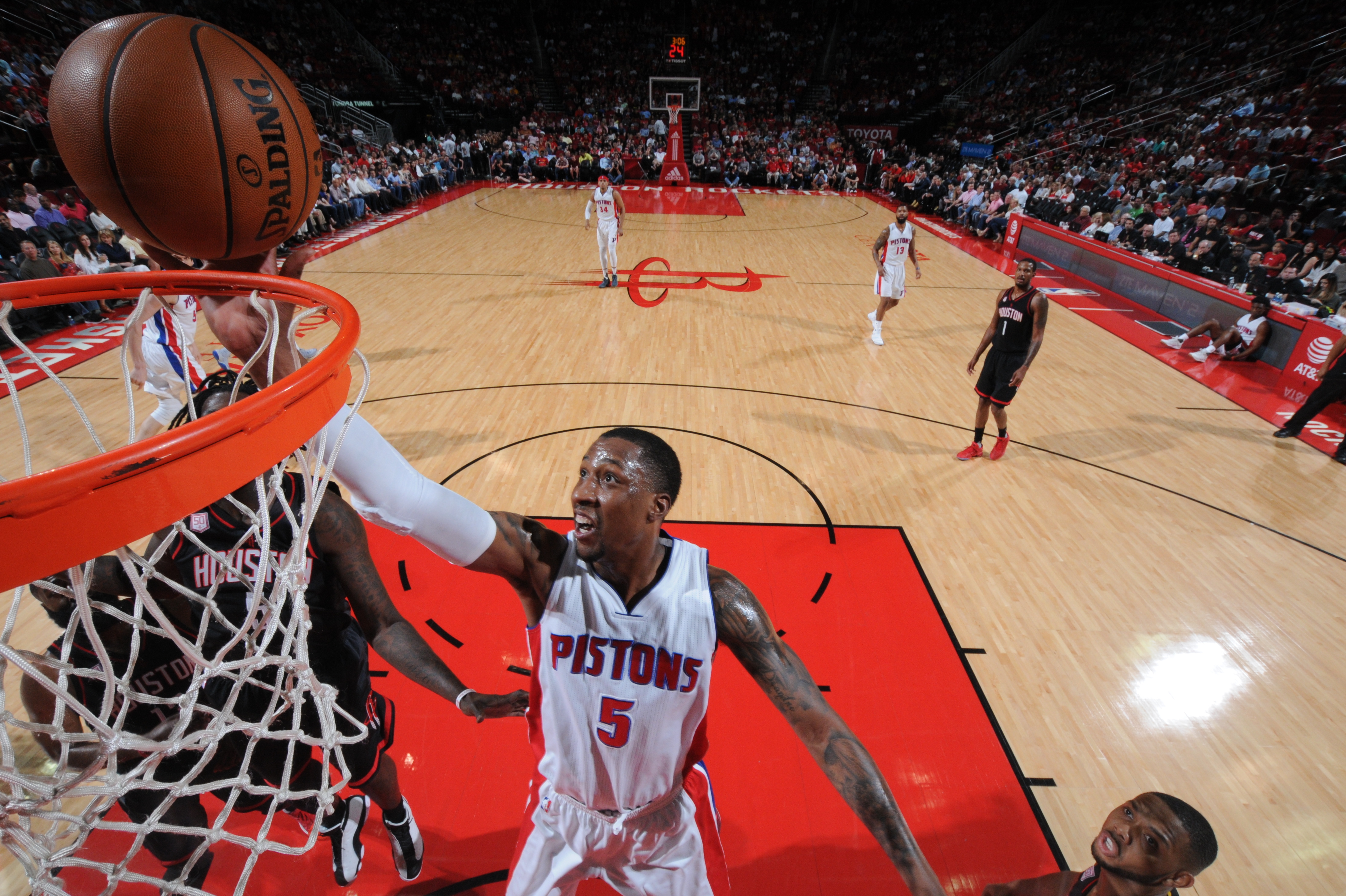 HOUSTON, TX - APRIL 7: Kentavious Caldwell-Pope #5 of the Detroit Pistons shoots the ball against the Houston Rockets on April 7, 2017 at the Toyota Center in Houston, Texas. NOTE TO USER: User expressly acknowledges and agrees that, by downloading and or using this photograph, User is consenting to the terms and conditions of the Getty Images License Agreement. Mandatory Copyright Notice: Copyright 2017 NBAE (Photo by Bill Baptist/NBAE via Getty Images)