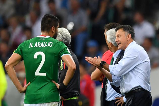 Mexico's Colombian coach Juan Carlos Osorio speaks with Mexico's defender Nestor Araujo during the 2017 Confederations Cup semi-final football match between Germany and Mexico at the Fisht Stadium in Sochi on June 29, 2017. / AFP PHOTO / Yuri CORTEZ        (Photo credit should read YURI CORTEZ/AFP/Getty Images)