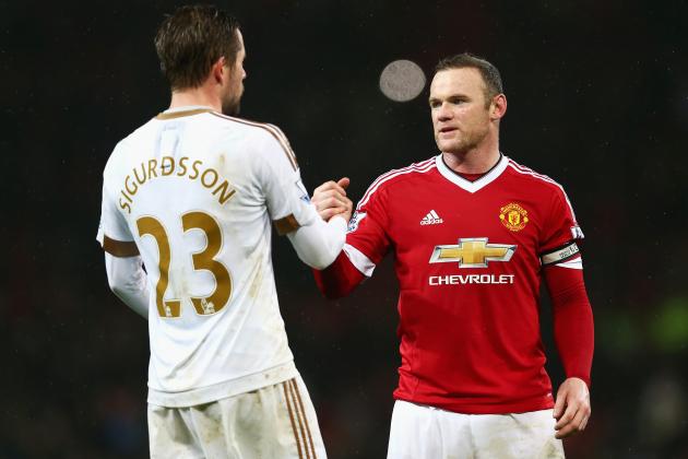 MANCHESTER, ENGLAND - JANUARY 02: Wayne Rooney of Manchester United and Gylfi Sigurdsson of Swansea City applaud each other after the Barclays Premier League match between Manchester United and Swansea City at Old Trafford on January 2, 2016 in Manchester, England.  (Photo by Clive Brunskill/Getty Images)