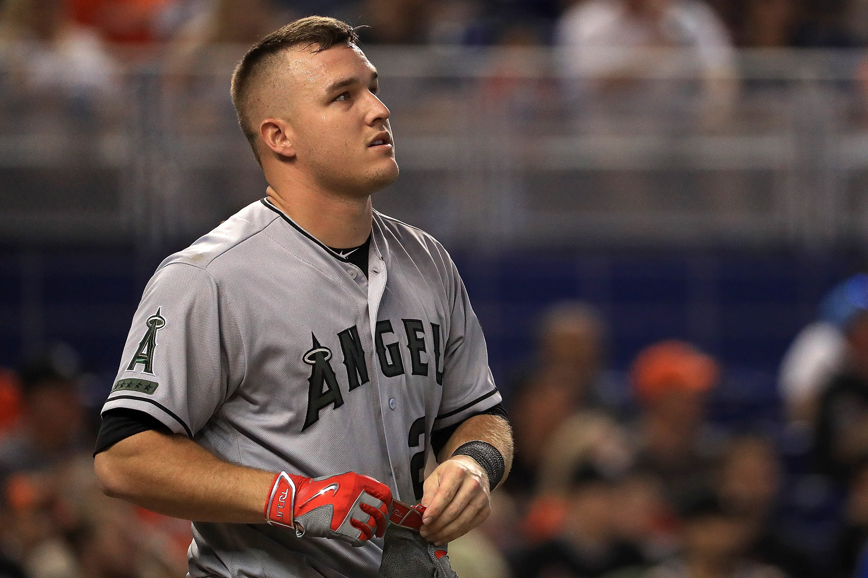 Angels star Mike Trout sprains left thumb, leaves game