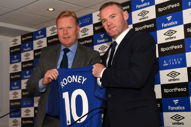 Everton's new signing, English striker Wayne Rooney (R) poses for a photograph with his new club shirt, held by Everton's Dutch manager Ronald Koeman (L) during a press conference at Goodison Park in Liverpool on July 10, 2017, following Rooney's move to Everton from Manchester United.
Rooney, whose move comes after United announced they had agreed terms with Everton over buying striker Romelu Lukaku, will hope the switch revives his international career. / AFP PHOTO / Paul ELLIS (Photo credit should read PAUL ELLIS/AFP/Getty Images)