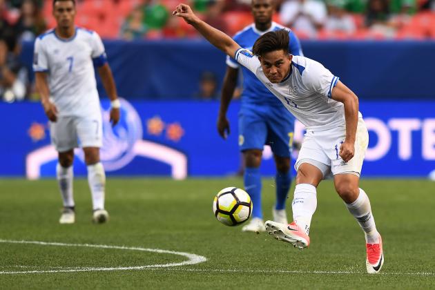 El Salvador's Rodolfo Zelaya passes the ball against Curazao  during the El Salvador vs Curacao CONCACAF Group C Gold Cup soccer game on July 13, 2017 at Sports Authority Field at Mile High in Denver, Colorado.  / AFP PHOTO / MARK RALSTON        (Photo credit should read MARK RALSTON/AFP/Getty Images)