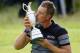 TROON, SCOTLAND - 17 JUILLET: Henrik Stenson de Suède célèbre sa victoire alors qu'il Embrasse le Claret Jug le 18ème vert après le tour final le quatrième jour du 145e Championnat Open à Royal Troon le 17 juillet 2016 à Troon, en Ecosse. Henrik Stenson de Suède a terminé 20 sous pour le tournoi pour réclamer le championnat ouvert. (Photo de Kevin C. Cox / Getty Images) "data-reactid =" 148 "/></div><p> <small data-reactid=