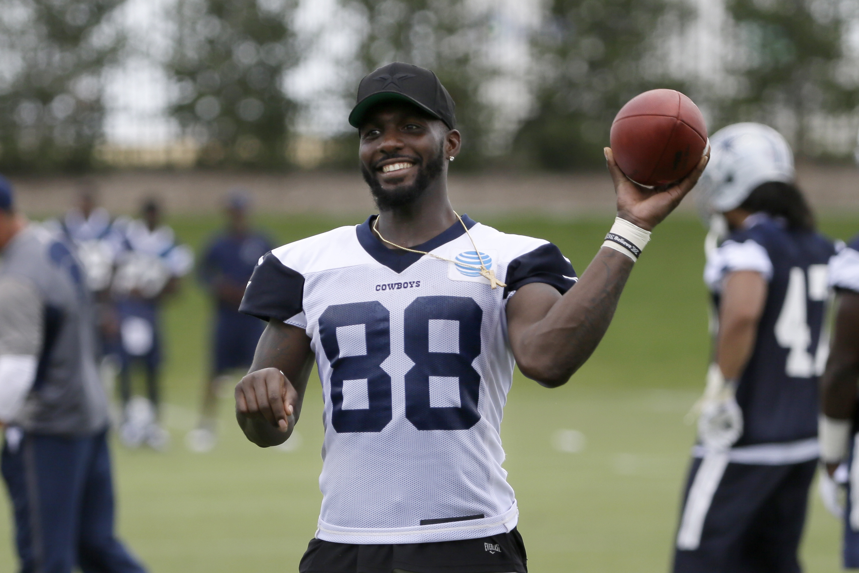 Dez Bryant assures media he's OK after tweaking hamstring