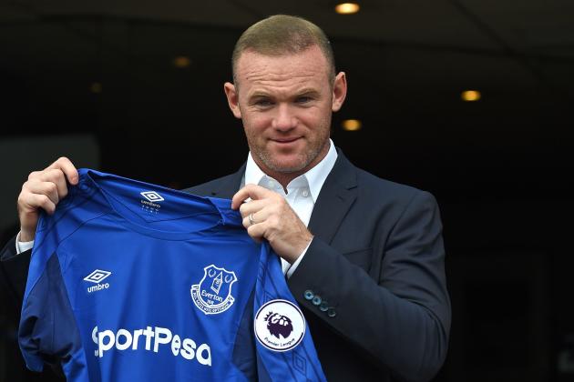 Everton's new signing, English striker Wayne Rooney poses for a photograph with his club shirt after giving a press conference at Goodison Park in Liverpool on July 10, 2017, following his move to Everton from Manchester United. 
Rooney, whose move comes after United announced they had agreed terms with Everton over buying striker Romelu Lukaku, will hope the switch revives his international career. / AFP PHOTO / Paul ELLIS        (Photo credit should read PAUL ELLIS/AFP/Getty Images)