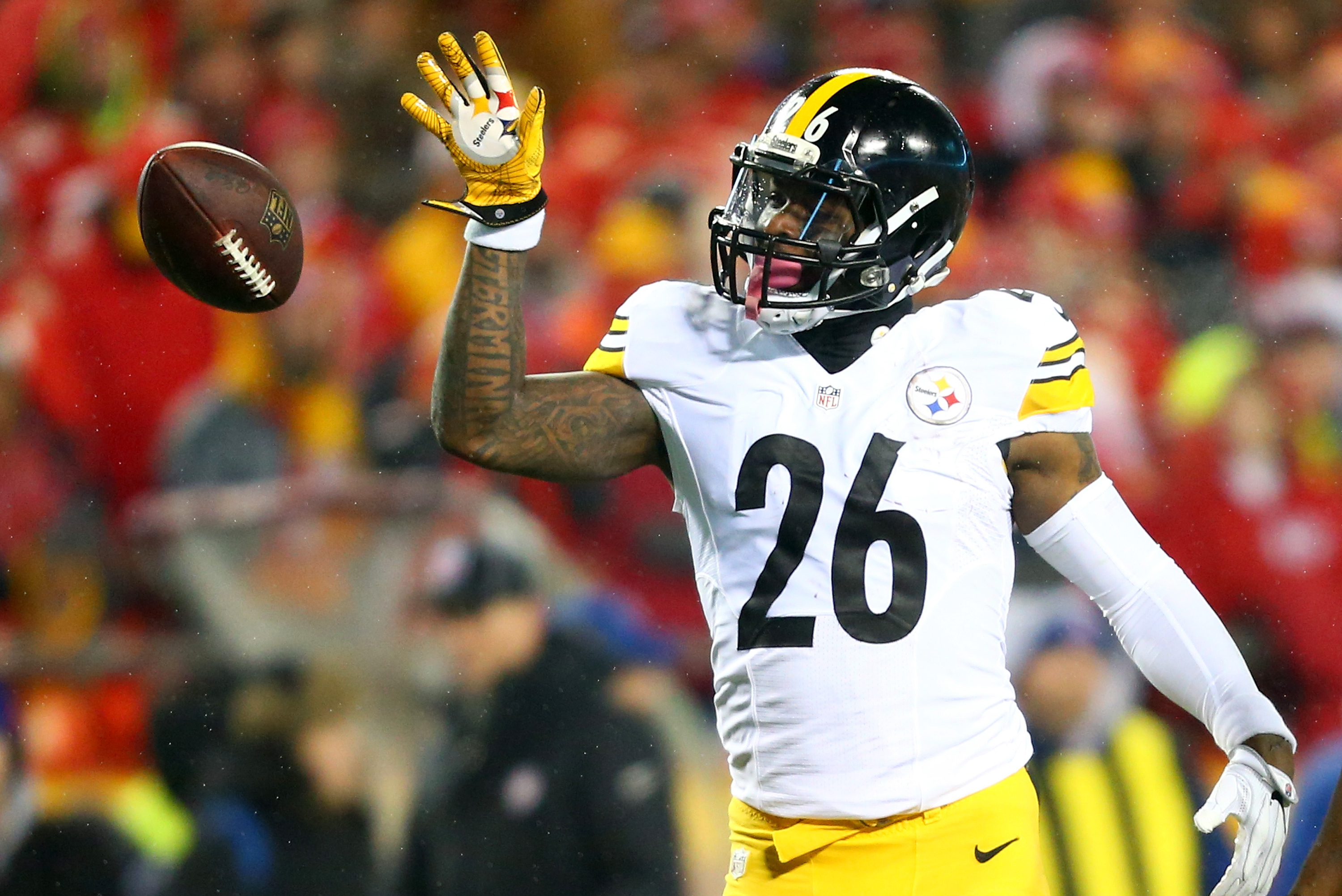 Le'Veon Bell of the Baltimore Ravens scores a fourth quarter