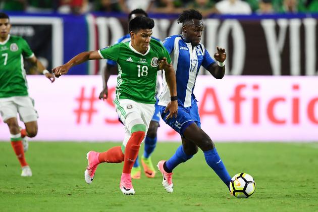 GLENDALE, AZ - JULY 20:  Alberth Elis #17 of Honduras brings the ball up field while being defended by Jesus Gallardo #18 of Mexico during the first half in a quarterfinal match during the CONCACAF Gold Cup at University of Phoenix Stadium on July 20, 2017 in Glendale, Arizona.  (Photo by Norm Hall/Getty Images)