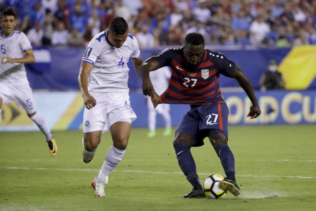 United States' goalie Jesse Gonzalez (29) and El Salvador's Henry Romero (4) in action during a CONCACAF Gold Cup quarterfinal soccer match in Philadelphia, Wednesday, July 19, 2017. (AP Photo/Matt Rourke)