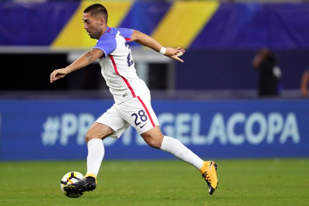 ARLINGTON, TX - JULY 22:  Clint Dempsey #28 of United States controls the ball against Costa Rica during the 2017 CONCACAF Gold Cup Semifinal at AT&T Stadium on July 22, 2017 in Arlington, Texas.  (Photo by Tom Pennington/Getty Images)